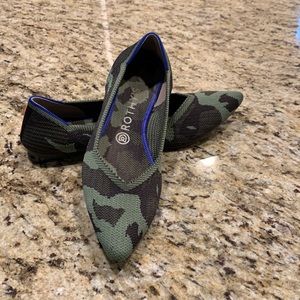 Camo pointed toe flat Rothy’s with orange detail